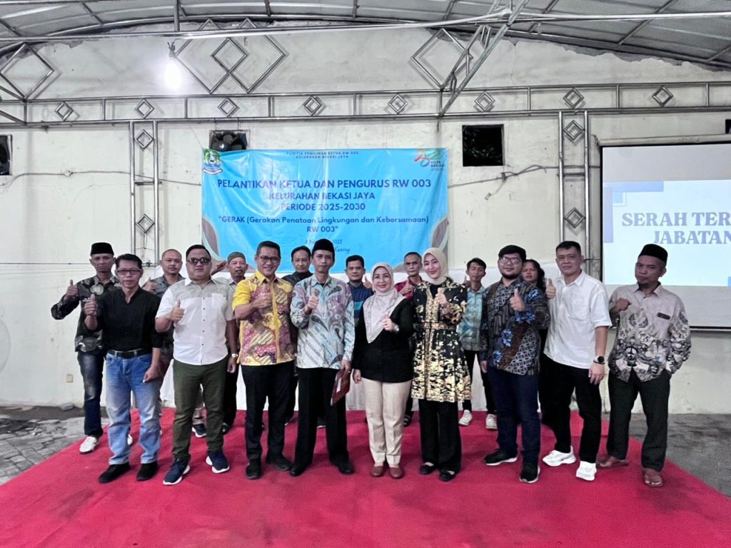 Camat Bekasi Timur Fitri Widyati, S.STP., M.Si., bersama Lurah Bekasi Jaya dan DPRD Kota Bekasi Dariyanto, S.Kom., M.Pd., menghadiri pelantikan Ketua RW 003 di Restoran Bambu Kuning, Sabtu (8/11/2025).