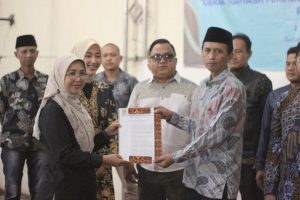 Momen Serah terima SK oleh Camat Bekasi Timur Fitri Widyati, S.STP., M.Si. dan Ketua RW 003 terpilih, Danu Arifin, disaksikan oleh pejabat kelurahan dan tokoh masyarakat.